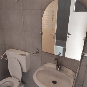 אסלה וכיור בחדר אמבטיה נקי