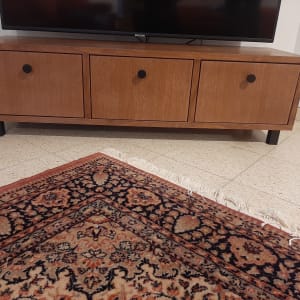 ארונית עץ עם שלוש דלתות וידיות עגולות