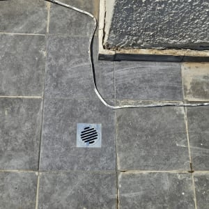 רצפה מרוצפת עם ניקוז וכבל חשמלי