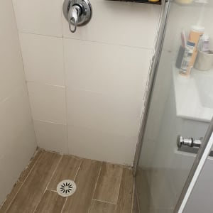איטום והחלפת סיליקון בתחתית מקלחון בחדר רחצה