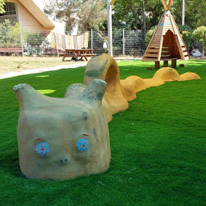 דשא סינתטי עם פסל חימר בצורת חיה