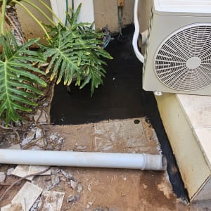 עבודת איטום ביטומני בחיבור בין קיר חיצוני לאדמה בבית פרטי