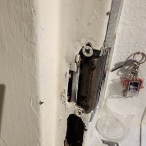 מנעול דלת פגום עם מפתח שבור