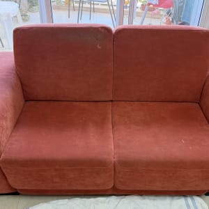 ספה אדומה בחדר עם חלון גדול