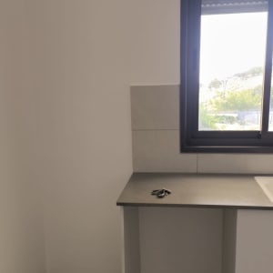 מטבח עם משטח שיש וחלון