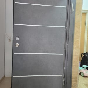 דלת אפורה עם פסים לבנים בחדר כניסה