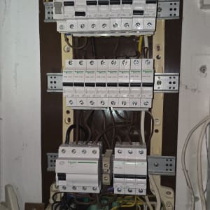 לוח חשמל עם חוטים ומפסקים חשמליים