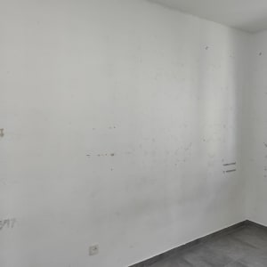 קיר לבן עם סימני קילוף וכתמים