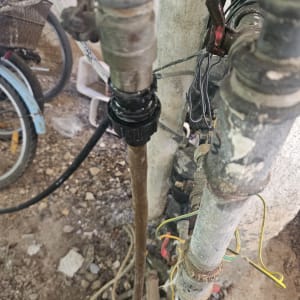 צינורות מים עם חיבורים וחוטים חשמליים