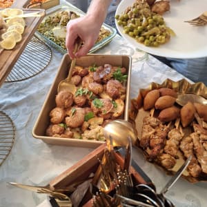 מגוון מנות קייטרינג על שולחן עם סכו"ם זהוב