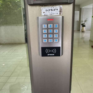 לוח מקשים של אינטרקום עם מספרים מוארים