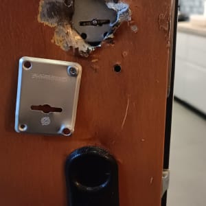 תמונה של דלת עם חור למנעול ותושבת מתכת