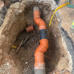 עבודות חפירה והחלפת קו צנרת ביוב חיצוני בתוך האדמה