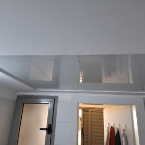 תקרת גבס עם לוחות מבריקים ותאורה טבעית