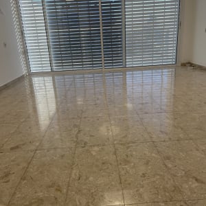 רצפה נקייה ומבריקה עם אור שמש חודר