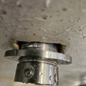 חלק מתכת עם טיפות מים, קשור לנזילות