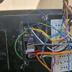 חוטים צבעוניים מחוברים למכשיר אלקטרוני