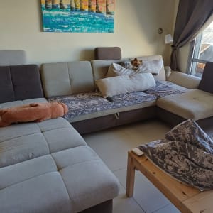 ספה עם כריות ושמיכה על שולחן עץ