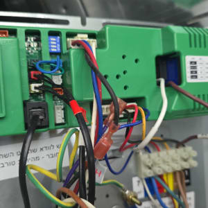 לוח בקרה עם חוטים צבעוניים בתחום מיזוג אוויר
