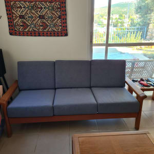 ספה עם ריפוד כחול בהיר ומסגרת עץ חום