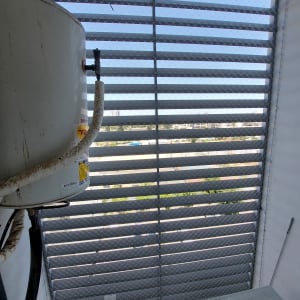 רשת מתכת על חלון למניעת כניסת יונים