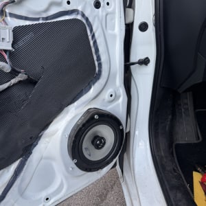 רמקול מותקן בדלת רכב עם חיווט חשמלי גלוי