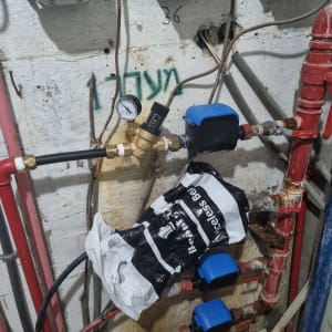 צנרת ומד לחץ במערכת אינסטלציה