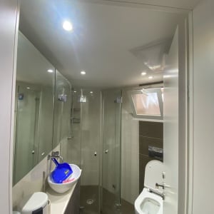 חדר אמבטיה עם כיור, מקלחת ושירותים