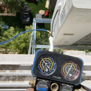 מד לחץ אוויר ליד יחידת מיזוג אוויר חיצונית