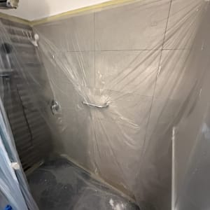 קיר מכוסה בניילון להגנה בזמן צביעה