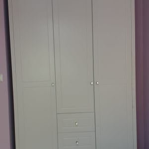 ארון בגדים לבן עם דלתות ומגירות