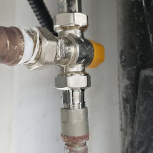 שסתום וצינורות במערכת חימום סולארית