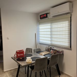 שולחן אוכל עם כיסאות וחפצים שונים על השולחן