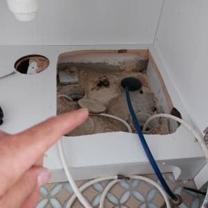 תמונה של צנרת ותשתית מתחת לכיור