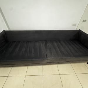 ספה נקייה על רצפה מרוצפת