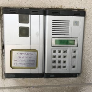 מערכת אינטרקום עם מצלמה ומקשים על קיר