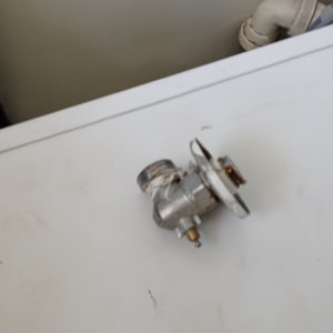 ברז זוויתי מונח על משטח לבן