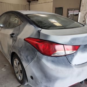 רכב בתהליך צביעה עם שכבת פריימר