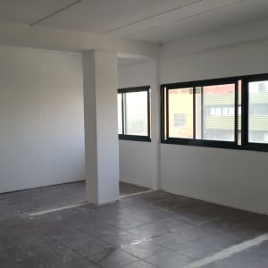 קירות צבועים בלבן בחדר ריק עם חלונות