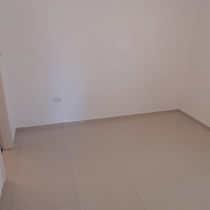 קיר לבן חלק עם סימן צבע קטן