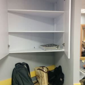 ארון עץ פתוח עם מדפים ריקים