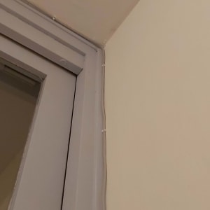 כבל מחובר לקיר ליד דלת