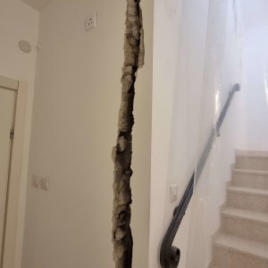 קיר עם חור גדול ותשתית חשופה