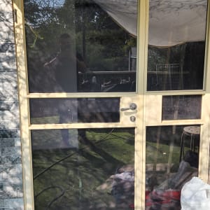 דלת זכוכית עם מסגרת מתכת, השתקפות אדם בזכוכית