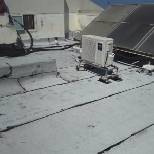 גג אטום עם יריעות ביטומניות ומזגן