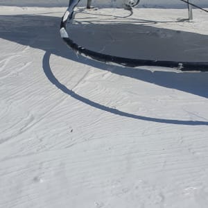 משטח אטום בלבן עם צינורות מתכת