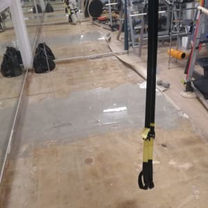 רצפת פרקט בתהליך תיקון עם חומר אפור