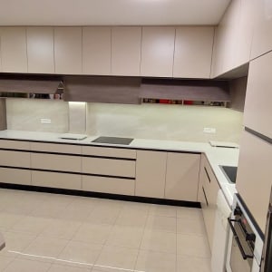 מטבח מודרני עם ארונות בהירים וכיריים חשמליות