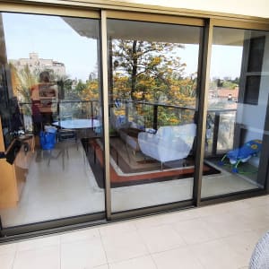 דלתות הזזה מאלומיניום עם מסגרת כהה