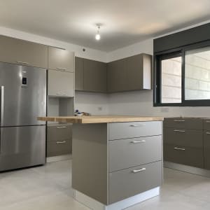 ארונות מטבח מעץ סנדדויץ